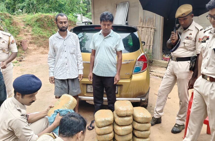 প্রাইভেট গাড়ি থেকে বিপুল পরিমান শুকনো গাঁজা উদ্ধার! অভিযানে  বি এস এফ ও পুলিশ!