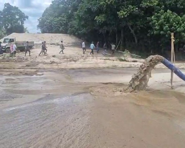 বালু মাফিয়া দের বিরুদ্ধে প্রতিবাদে সরব হলো স্থানীয়…