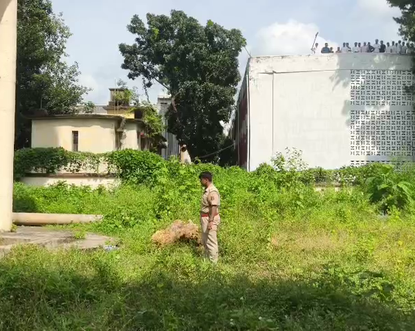 উঁচু ট্যাঙ্কের উপরে যুবতী, নিমেষেই সব শেষ