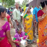 নিয়মিত পরিশ্রুত পানীয় জলের দাবিতে কলসি নিয়ে রাস্তায় লোকজন!!