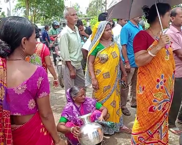 নিয়মিত পরিশ্রুত পানীয় জলের দাবিতে কলসি নিয়ে রাস্তায়&hellip;