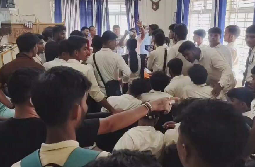 মুখোমুখি দুই ছাত্র সংগঠন, তালাবন্দী অধ্যক্ষ ঘেরাও মুক্ত সাড়ে তিন ঘণ্টা পর…
