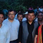 নাটকীয়ভাবে প্রাক্তন বৈরীদের অবরোধ প্রত্যাহার…