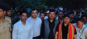 নাটকীয়ভাবে প্রাক্তন বৈরীদের অবরোধ প্রত্যাহার…