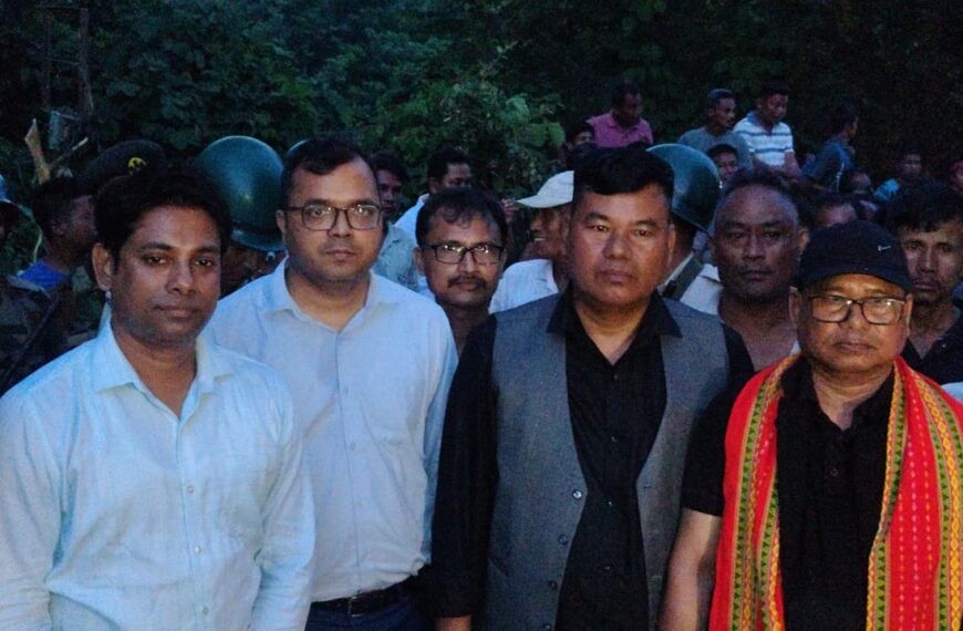 নাটকীয়ভাবে প্রাক্তন বৈরীদের অবরোধ প্রত্যাহার…