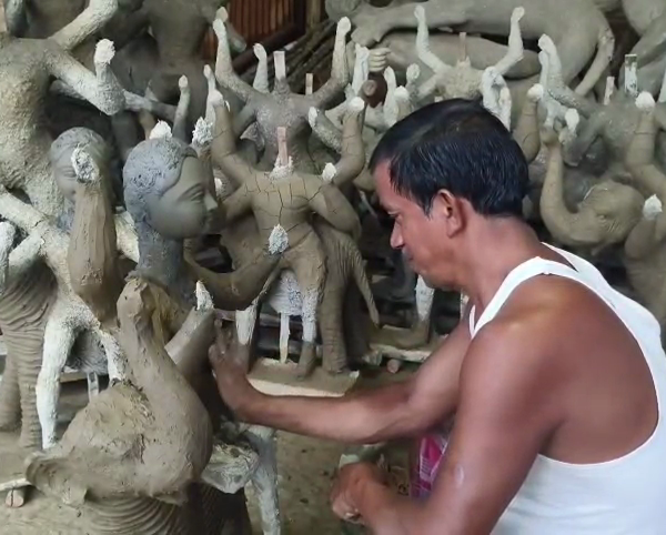 আগের মতো লাভের মুখ দেখছেন না মৃৎ শিল্পীরা!