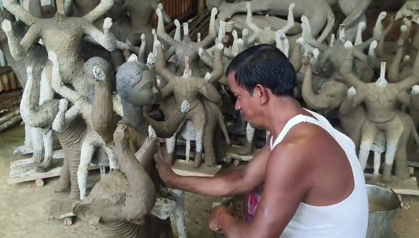আগের মতো লাভের মুখ দেখছেন না মৃৎ শিল্পীরা!