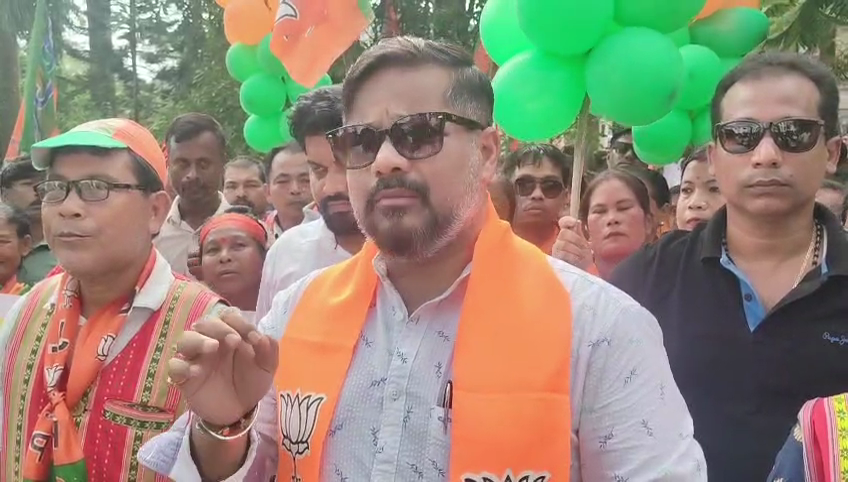 উৎসবমুখর পরিবেশে মনোনয়ন পেশ গেরুয়া শিবিরের