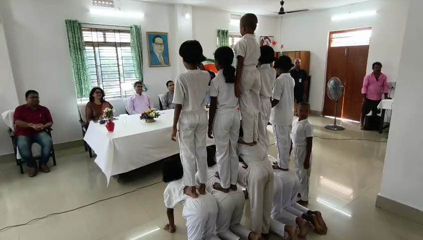 মুখ্যমন্ত্রীকে কাছে পেয়ে উৎফুল্লিত চাইল্ড হোমের শিশুরা