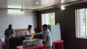 ভোটদানে  ব্যস্ত ভোটকর্মীরা!