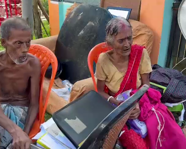 পরিশোধ হয়নি ঋণ…মা-বাবাকে নিয়ে বাড়ি ছাড়তে হল ছেলের!