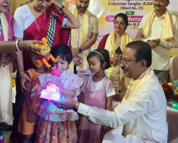 অঙ্গন মিলন সেবা কর্মসূচীতে সাংসদ রাজীব!