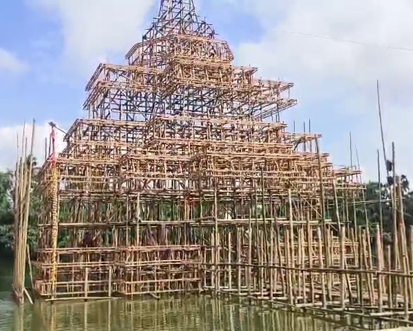 জল মহলে কৃষ্ণ দুর্গা দর্শনার্থীদের নজর কাড়বে