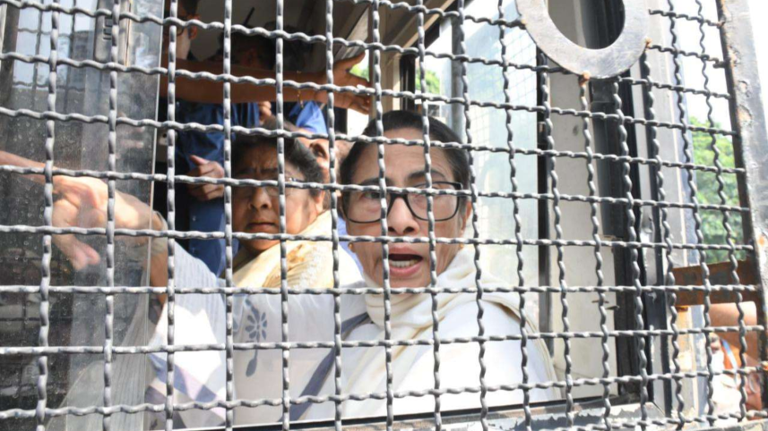 বাড়ির সামনে থেকে প্রিজন ভ্যানে তোলা হল মমতাকে, রাস্তাতেই ঘোরানো হচ্ছে প্রাক্তন মুখ্যমন্ত্রীকে