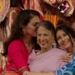 বাড়ির দুর্গাপুজোর মণ্ডপ থেকে মা-বোনকে নিয়ে ছবি পোস্ট কাজলের!