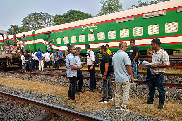 ভারত থেকে বাংলাদেশে পাঠানো হল ১৮টি রেলকোচের প্রথম চালান!