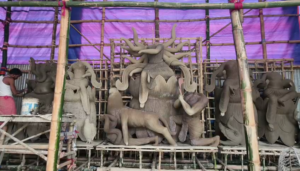 দর্শনার্থীদের নজর কাড়তে খামতি রাখছেন না বীর জওয়ানরা!