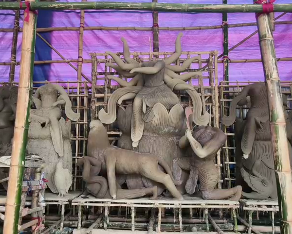দর্শনার্থীদের নজর কাড়তে খামতি রাখছেন না বীর জওয়ানরা!
