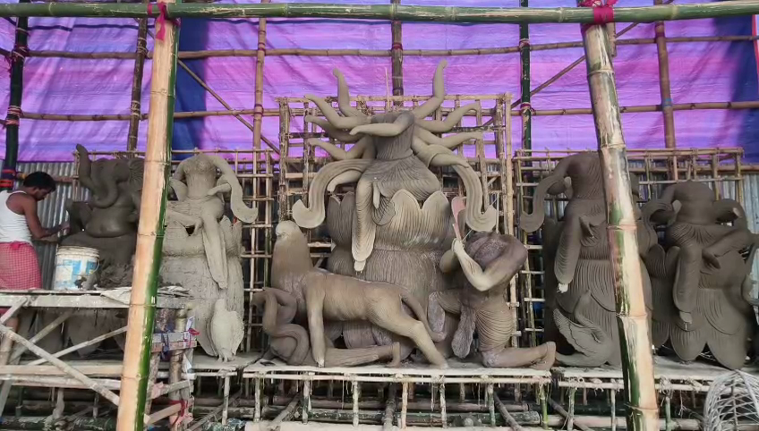 দর্শনার্থীদের নজর কাড়তে খামতি রাখছেন না…