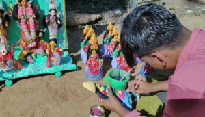 বিরাজের হাতে প্রাণ পায় মাটির প্রতিমা!