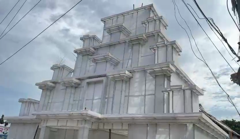 তিরুপতি বালাজি মন্দিরের আদলে মণ্ডপ!