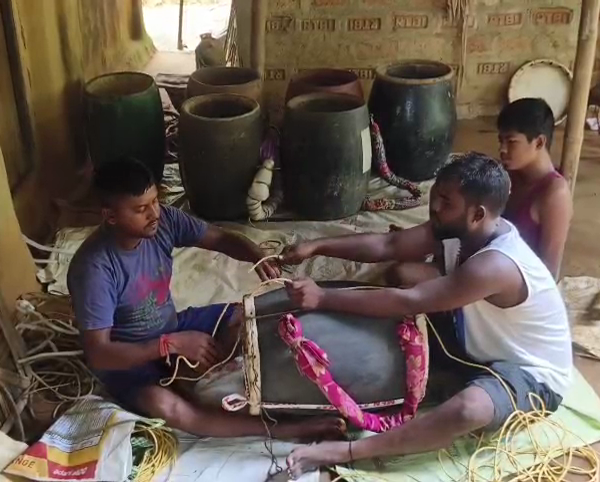 ঢাকের বোলেই বেঁচে থাকে ঐতিহ্য!