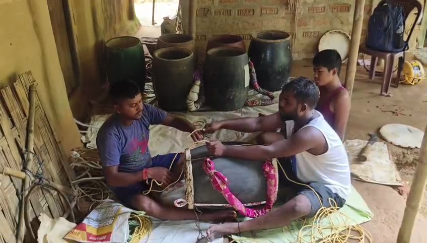 ঢাকের বোলেই বেঁচে থাকে ঐতিহ্য!