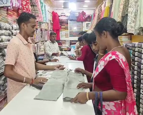 নেই ক্রেতা,ক্ষুদ্র কাপড় ব্যবসায়ীদের মধ্যে হতাশা!