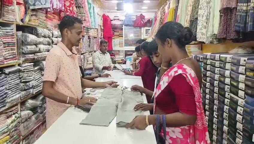 নেই ক্রেতা,ক্ষুদ্র কাপড় ব্যবসায়ীদের মধ্যে হতাশা!