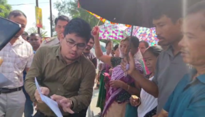 উৎসবে নেই মজুরি,ক্ষুব্ধ শ্রমিকদের পথ অবরোধ!