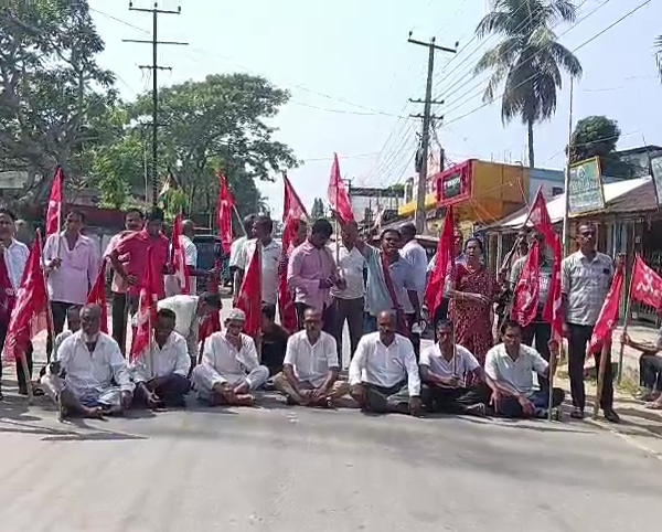 উৎসবের মাঝে রাজনৈতিক হিংসা,রাস্তা অবরোধ!