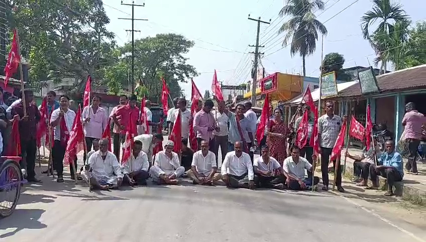 উৎসবের মাঝে রাজনৈতিক হিংসা,রাস্তা অবরোধ!