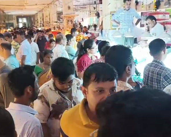 দশমীর বাজারে চওড়া হাসি ব্যবসায়ীদের!