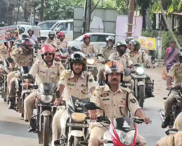 একতার বার্তায় পুলিসের বাইক র্যালি!