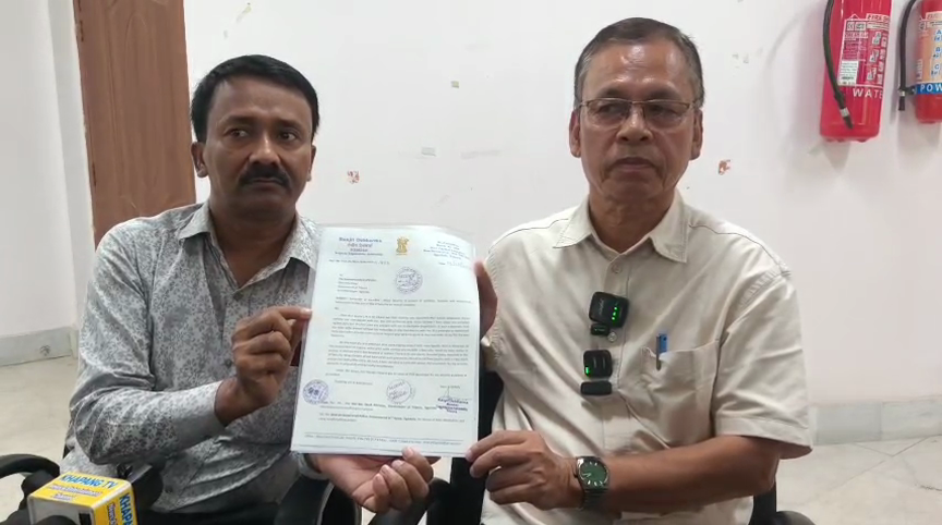 রসিকতা করার অভিযোগ… গ্রামকেই নিরাপদ মনে করছেন বিধায়ক!!