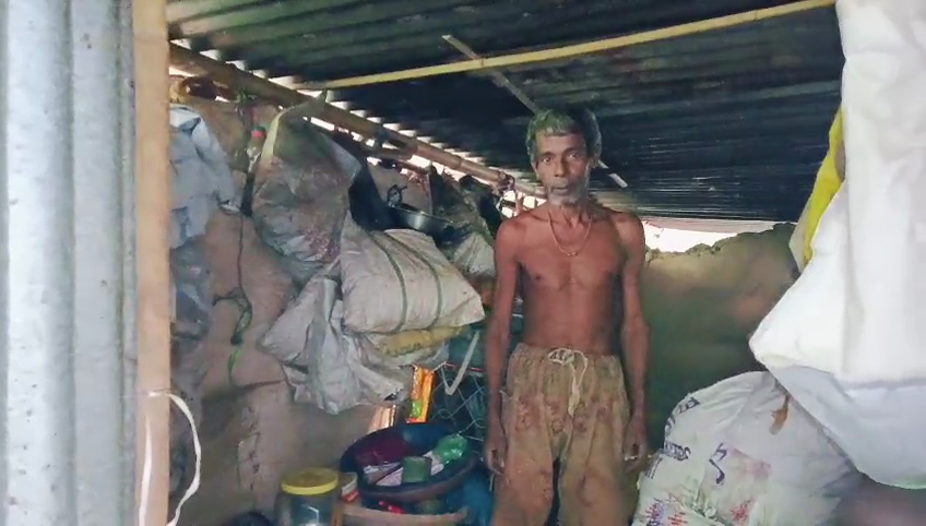 শিক্ষকের বাবা কুড়ে ঘরে!
