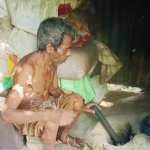 শিক্ষকের বাবা কুড়ে ঘরে!!