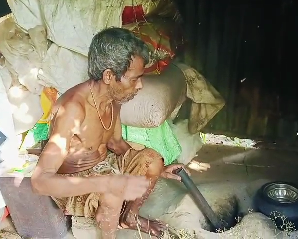 শিক্ষকের বাবা কুড়ে ঘরে!!