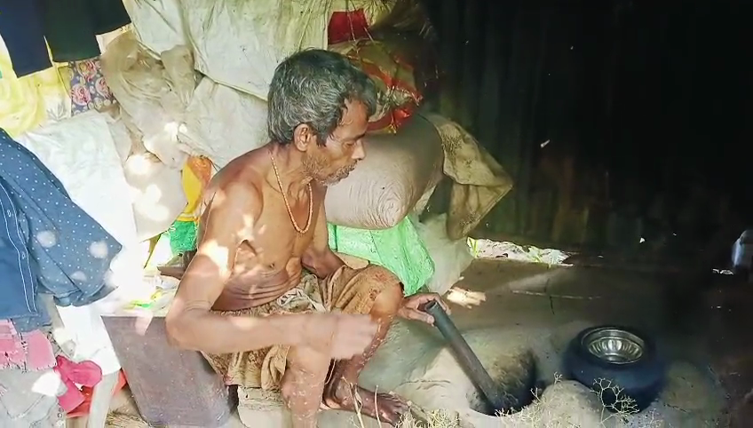 শিক্ষকের বাবা কুড়ে ঘরে!!