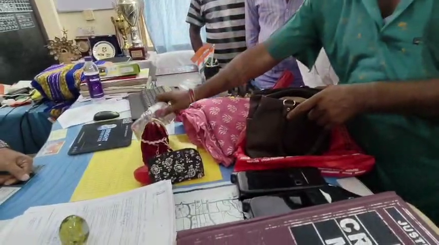 লোভকে পেছনে ফেলে গৌতম চললেন সততার আলো জ্বেলে!